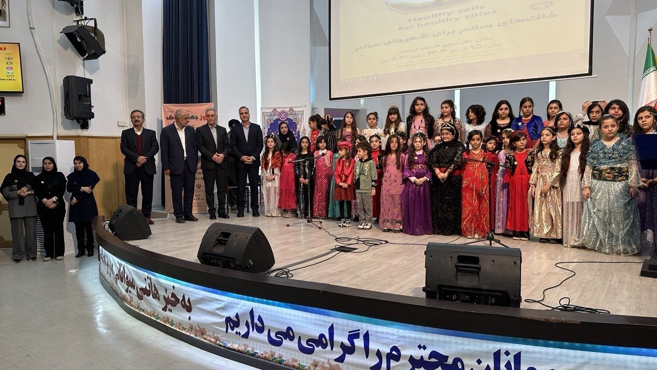 اجرای سرود در روز جهانی خاک (دانشگاه کردستان)